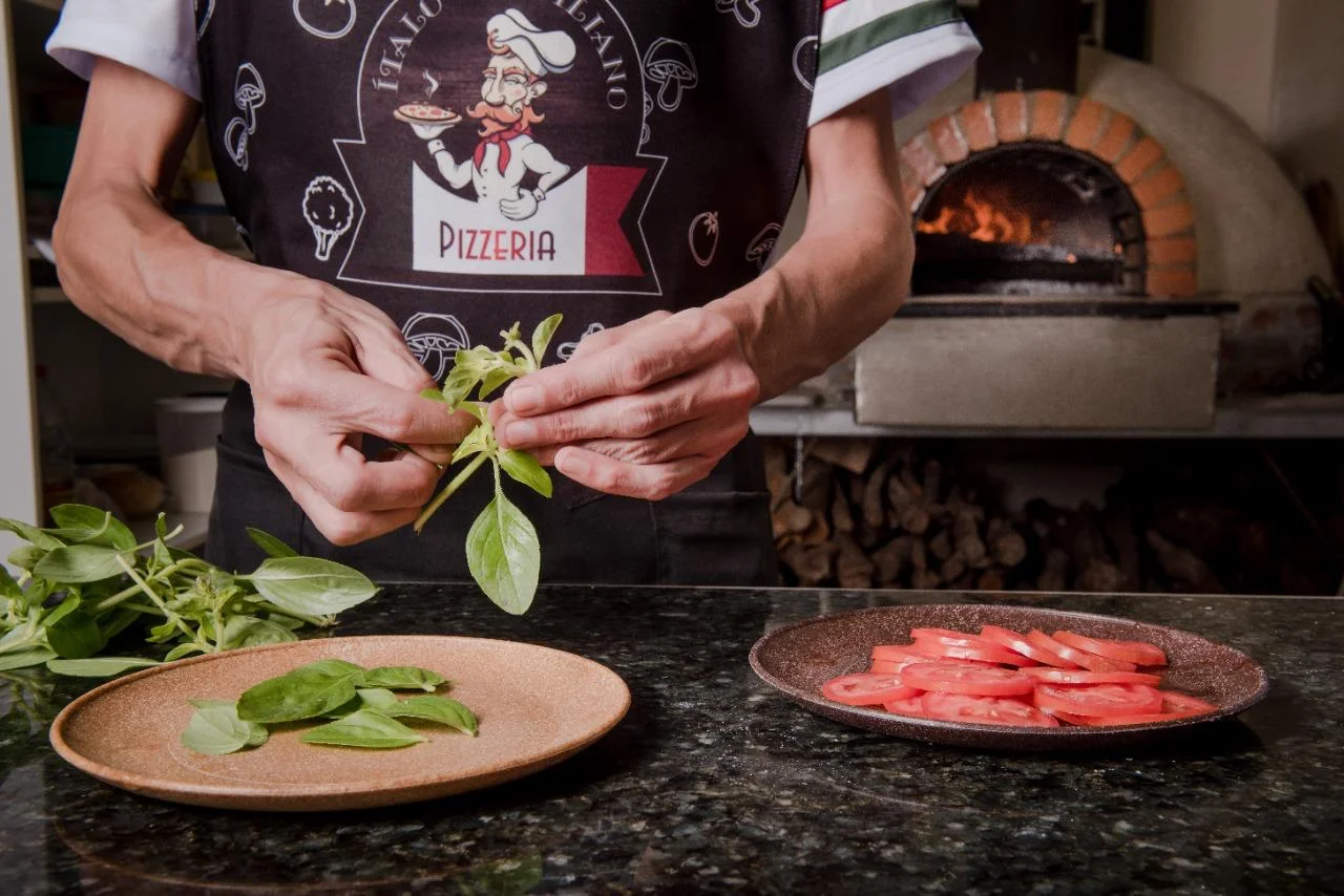 Pizzaiolo no forno a lenha